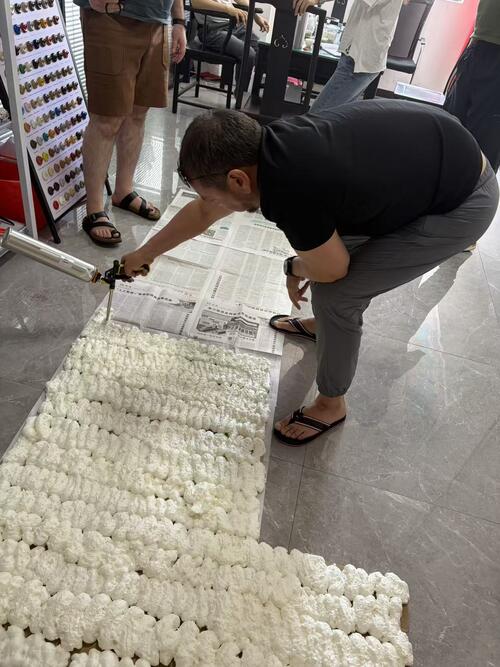 Ospiti Internazionali Visitano la Nostra Fabbrica di Sigillante in Vetro e Ispezionano la Qualità del Prodotto