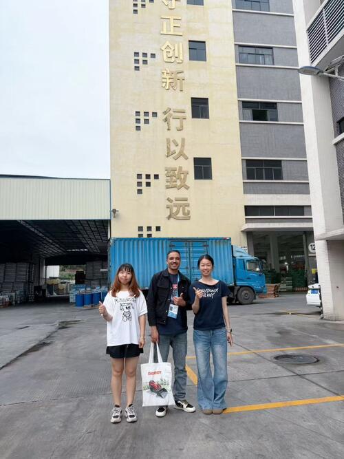 Clienti palestinesi visitano la nostra fabbrica subito dopo la Fiera di Canton